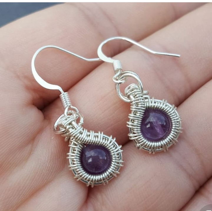 Ditangan Merry Kreasi Wire Jewerly Raup Omset Jutaan